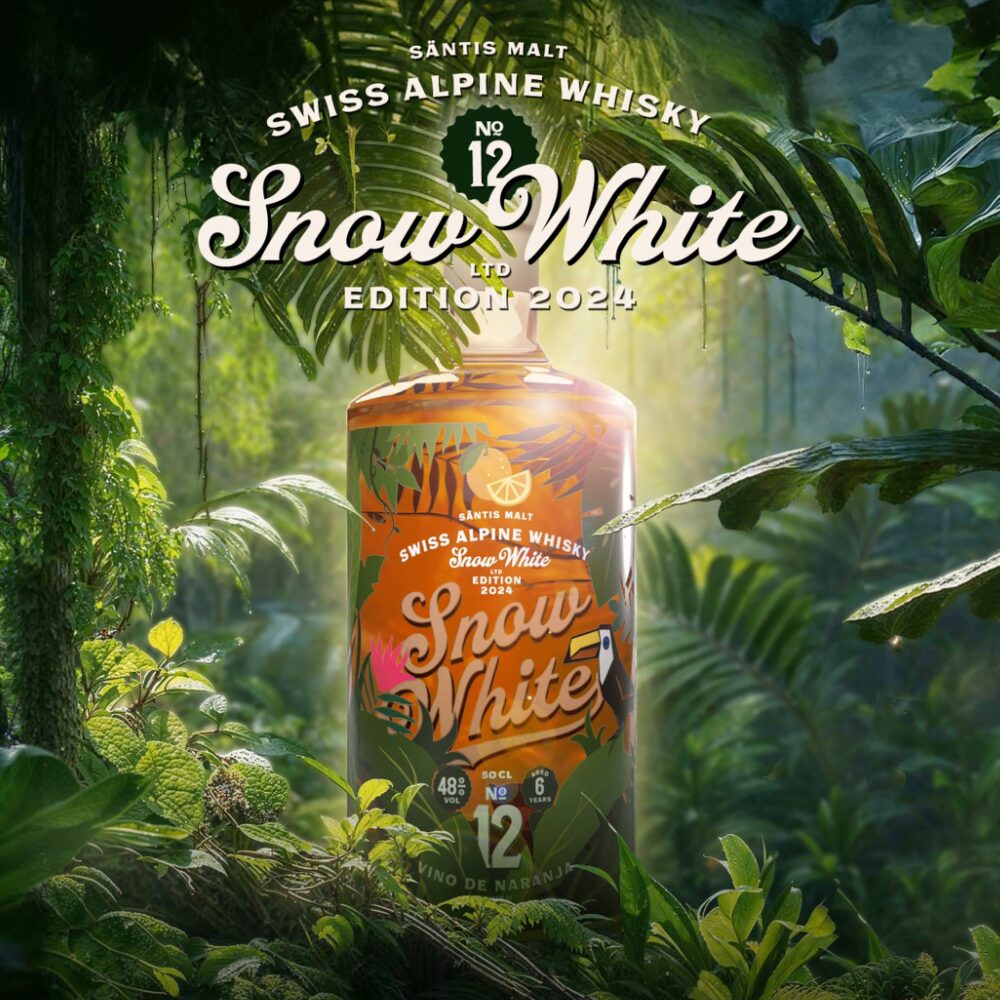 Säntis Malt Snow White No12 Whiskyflasche in tropischer Pflanzenlandschaft