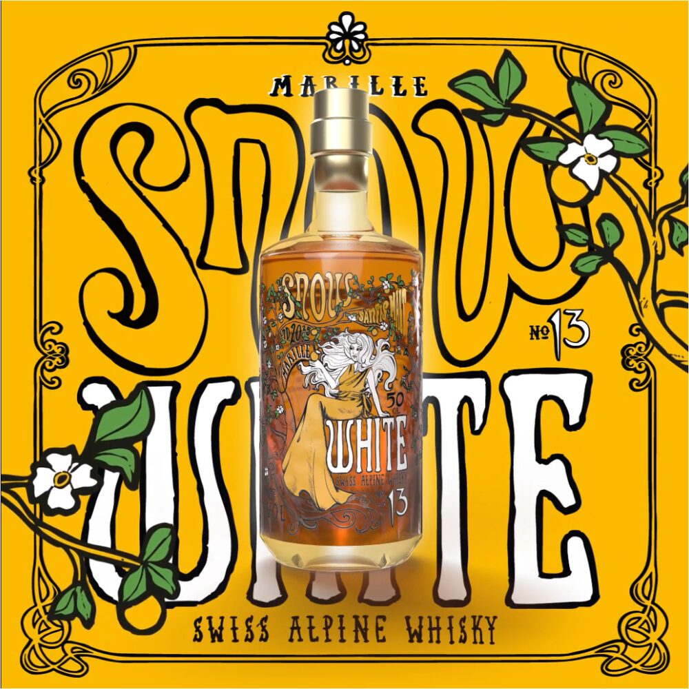 Säntis Malt Snow White No13 Whiskyflasche vor gelbem Hintergrund mit floralem Design