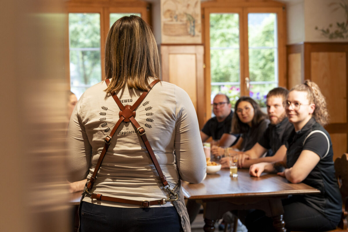 Mitarbeiterin präsentiert die Whiskys bei einer Whisky Degustation